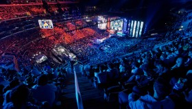 Huanfeng辟谣和TheShy不和；蓝战非曝光旭旭宝宝收入现状；小钰为Rookie拿不到MVP鸣不平；粉丝贴脸嘲讽Wei！